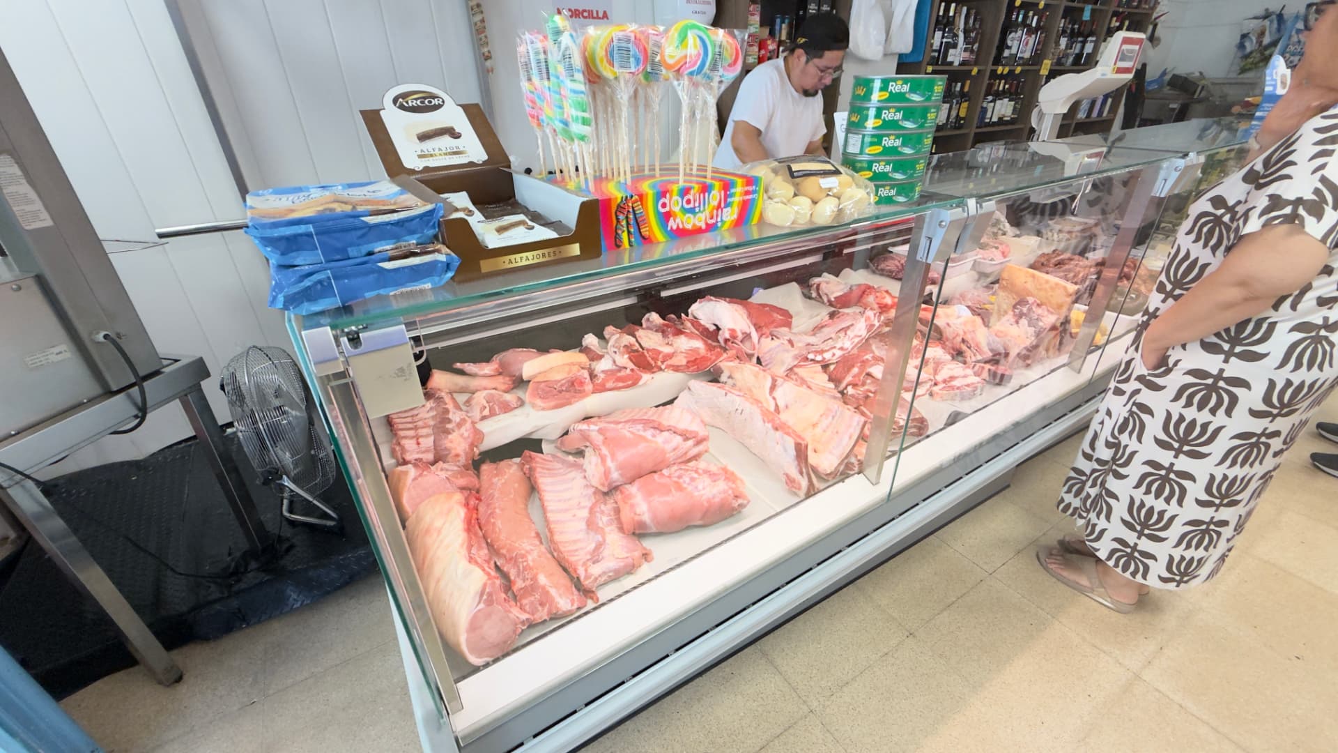 Mostrador con cortes de cerdo