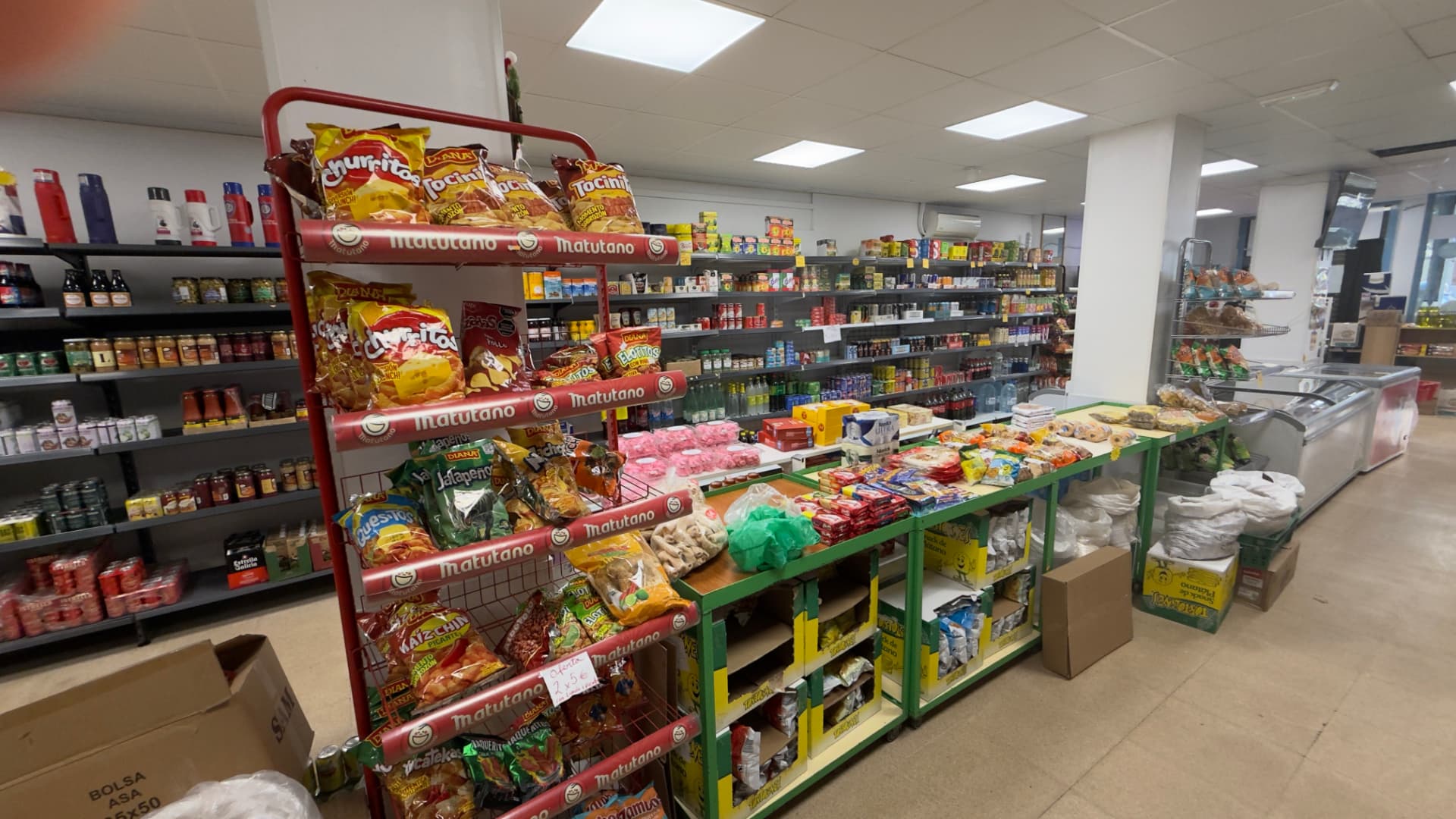 Supermercado latino: pasillo de producto