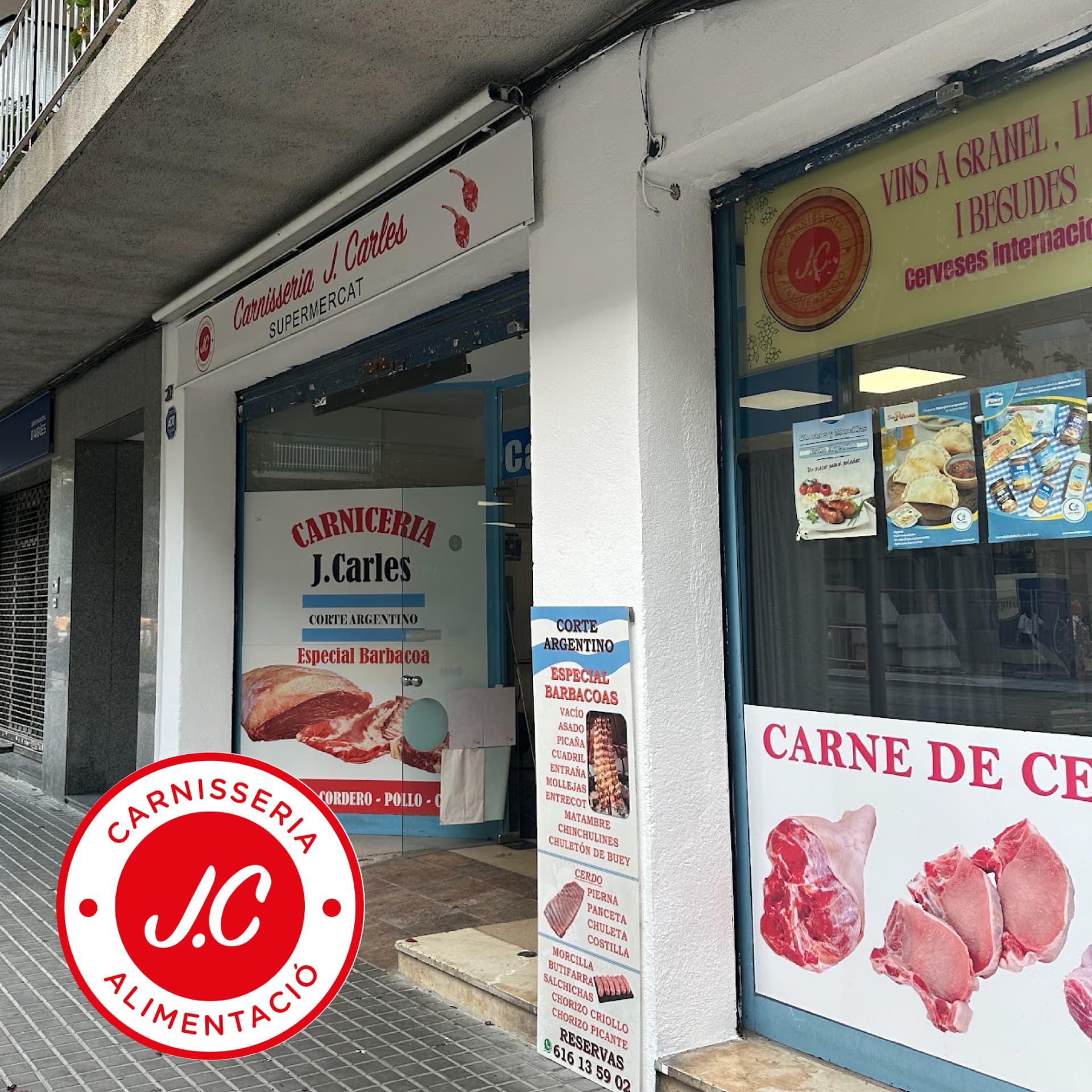 Entrada de la tienda y carnicería