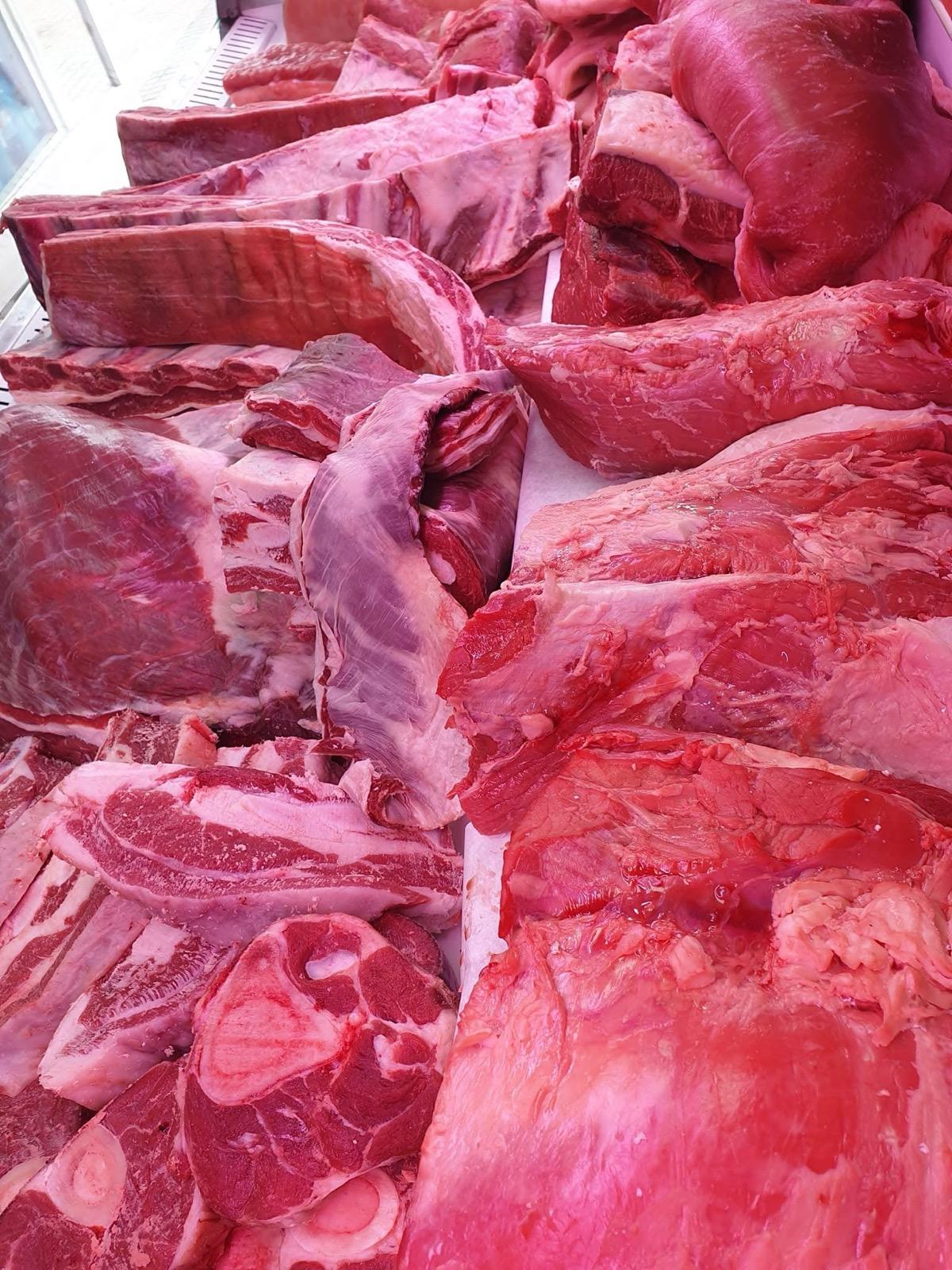 Mostrador con cortes de vacuno para asado